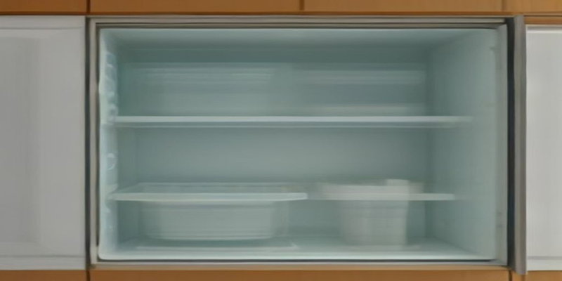 냉장고 위칸에 놓인 반찬